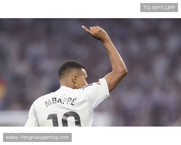 特写镜头：哈兰德与姆巴佩交换球衣，在通道内简短交流